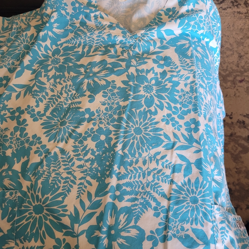 XL scrub top